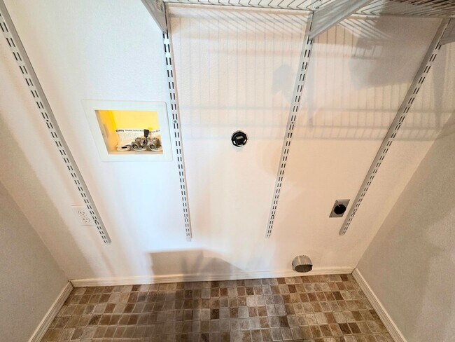 Building Photo - Grandiose Home on 1 Acre -- in East Wenatchee for Rent!!