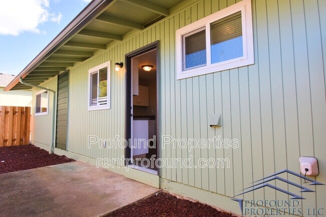 Building Photo - 742 SE 13th Ave