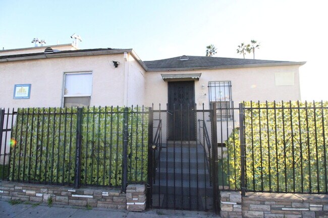 Building Photo - 2828 W Vernon Ave