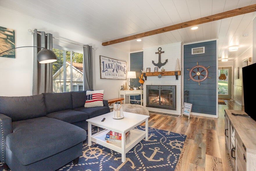 Building Photo - 15305 Silver Beach Dr