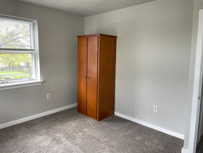 Building Photo - Charming NEWLY RENOVATED 2 Bedroom Apartme...