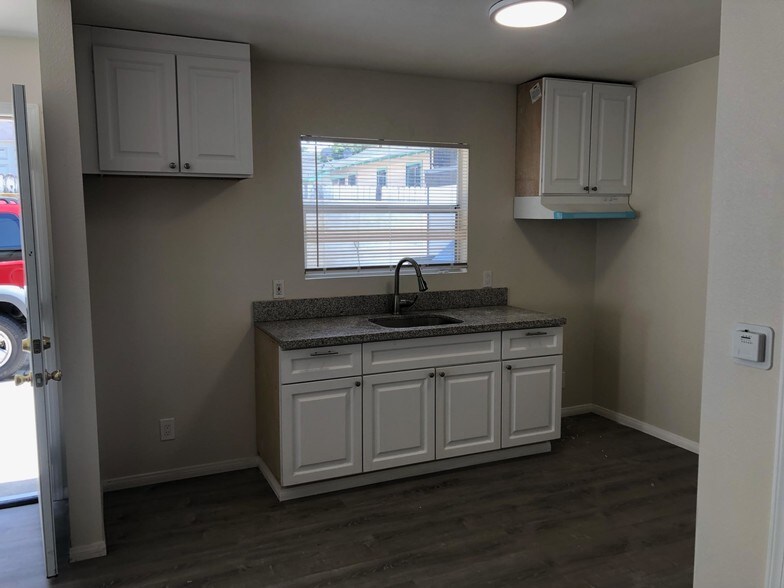 Building Photo - 1132 N Loma Vista Dr