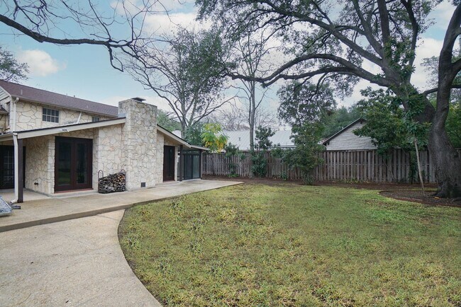 Building Photo - Luxury 4-Bedroom Home with 3,400+ Sq Ft in Prime San Antonio Location