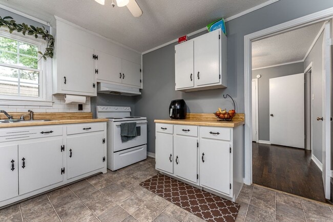 Building Photo - 206 River Heights Dr
