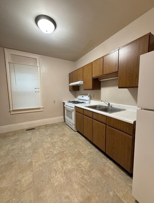 Building Photo - KEE - 909-911 N 10th