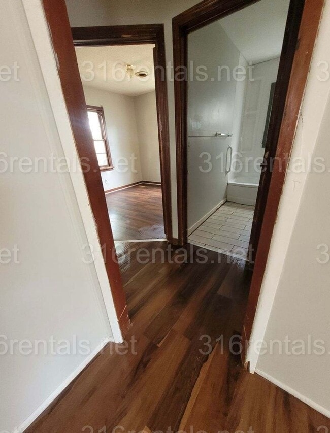 Building Photo - $850 - 2 bed 1 bath - Single Family Home