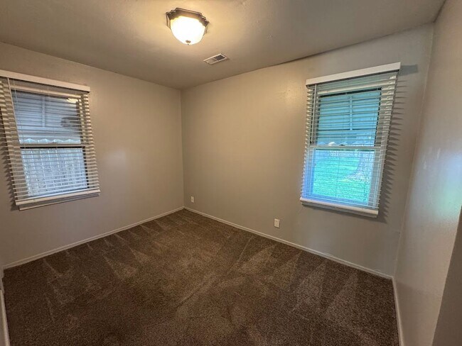 Building Photo - 2 bed 1 bath Ferndale ranch on a quiet, tree-lined street.