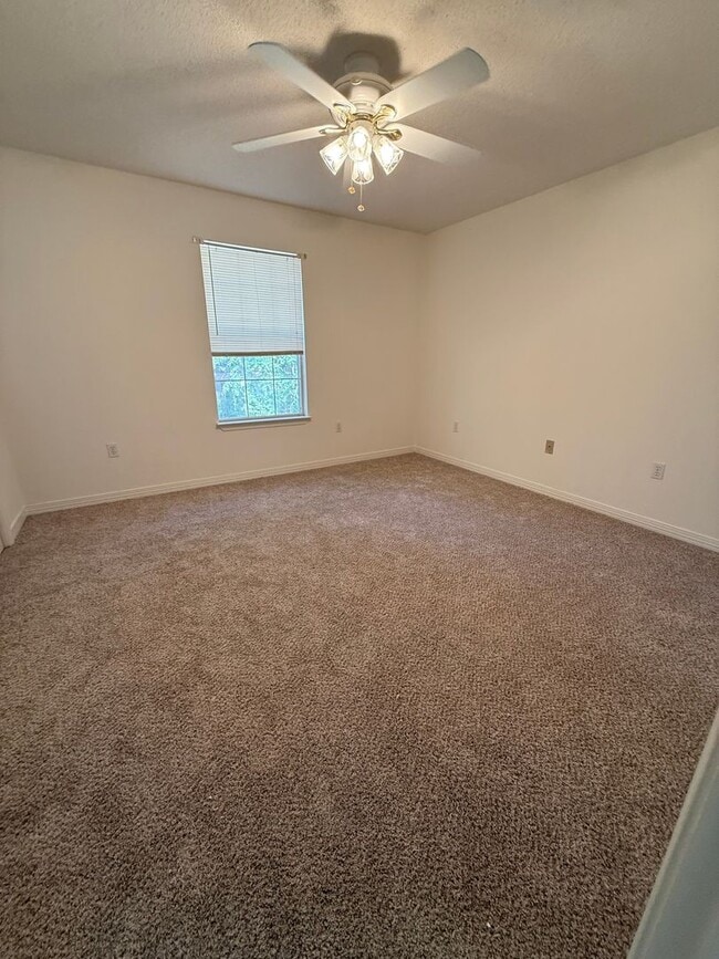 Building Photo - New Listing!