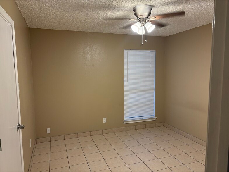Room #2 - 716 Long Ct