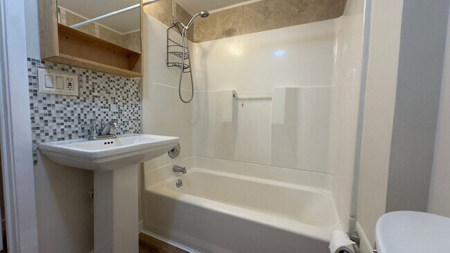 Building Photo - Private Olympia Townhome w Fully Fenced Ba...