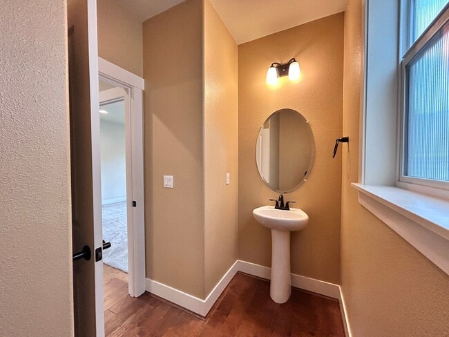 Building Photo - Incredibly Large 4 Bed 2.5 Bath Charmer!