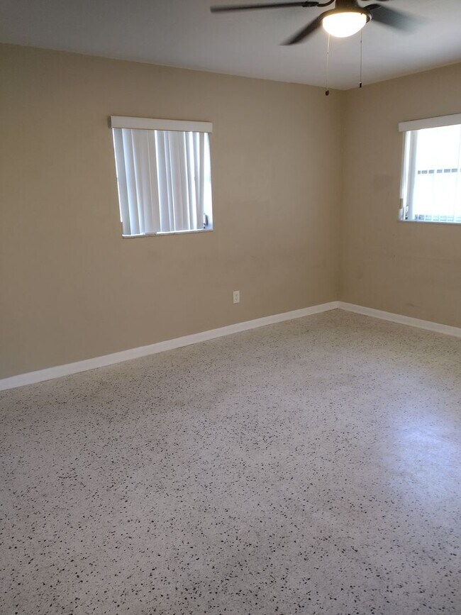 Building Photo - 3 bed 2 bath with bonus room