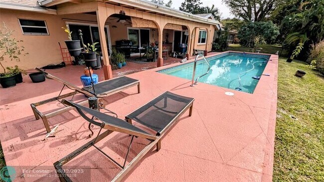 Building Photo - 8105 Nutmeg Way
