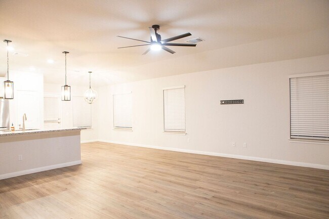 Building Photo - 3/2 Gorgeous Brick Home