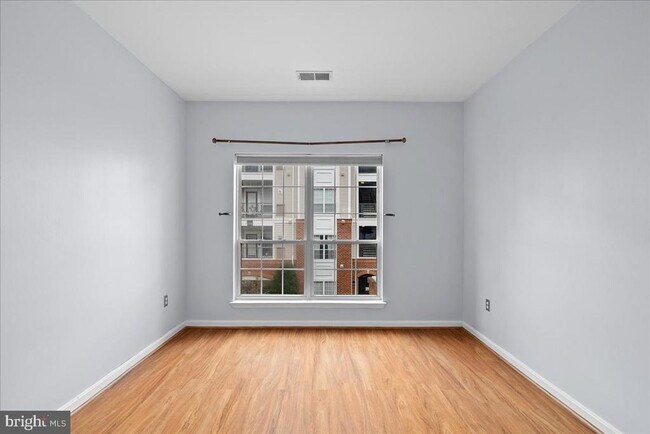 Building Photo - 4852 Eisenhower Ave