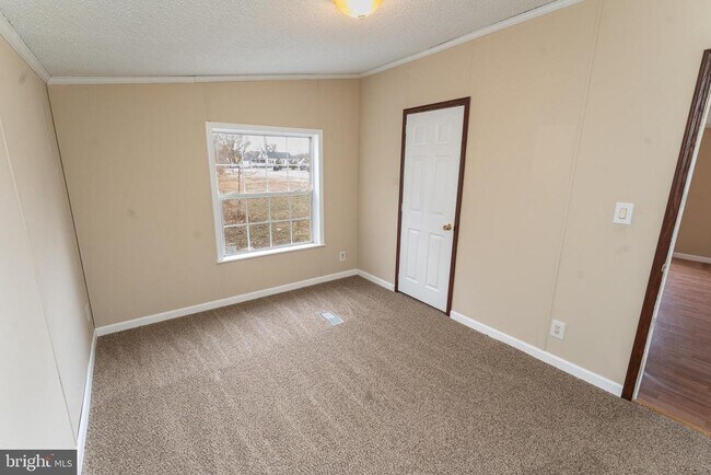 Building Photo - 1205 W 6th St