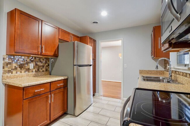 Building Photo - ?969 Oak Grove Road West Homewood!