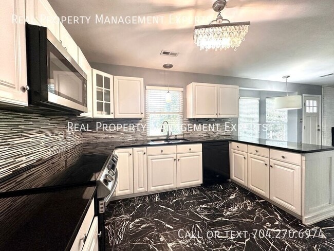 Building Photo - 8509 Golf Ridge Dr