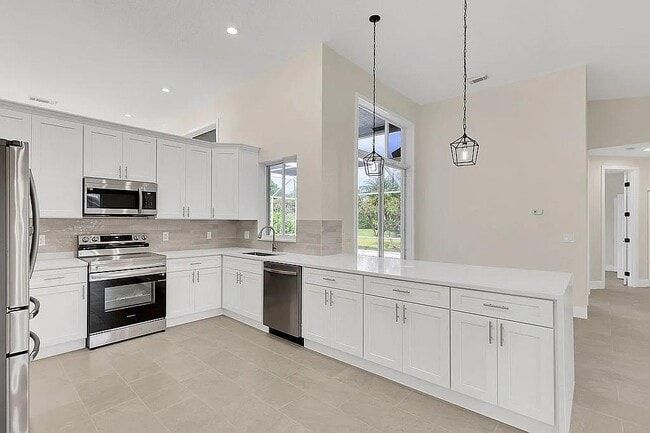 Building Photo - 1255 SW Maplewood Dr