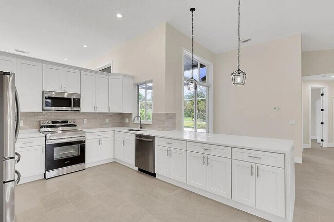 Building Photo - 1255 SW Maplewood Dr