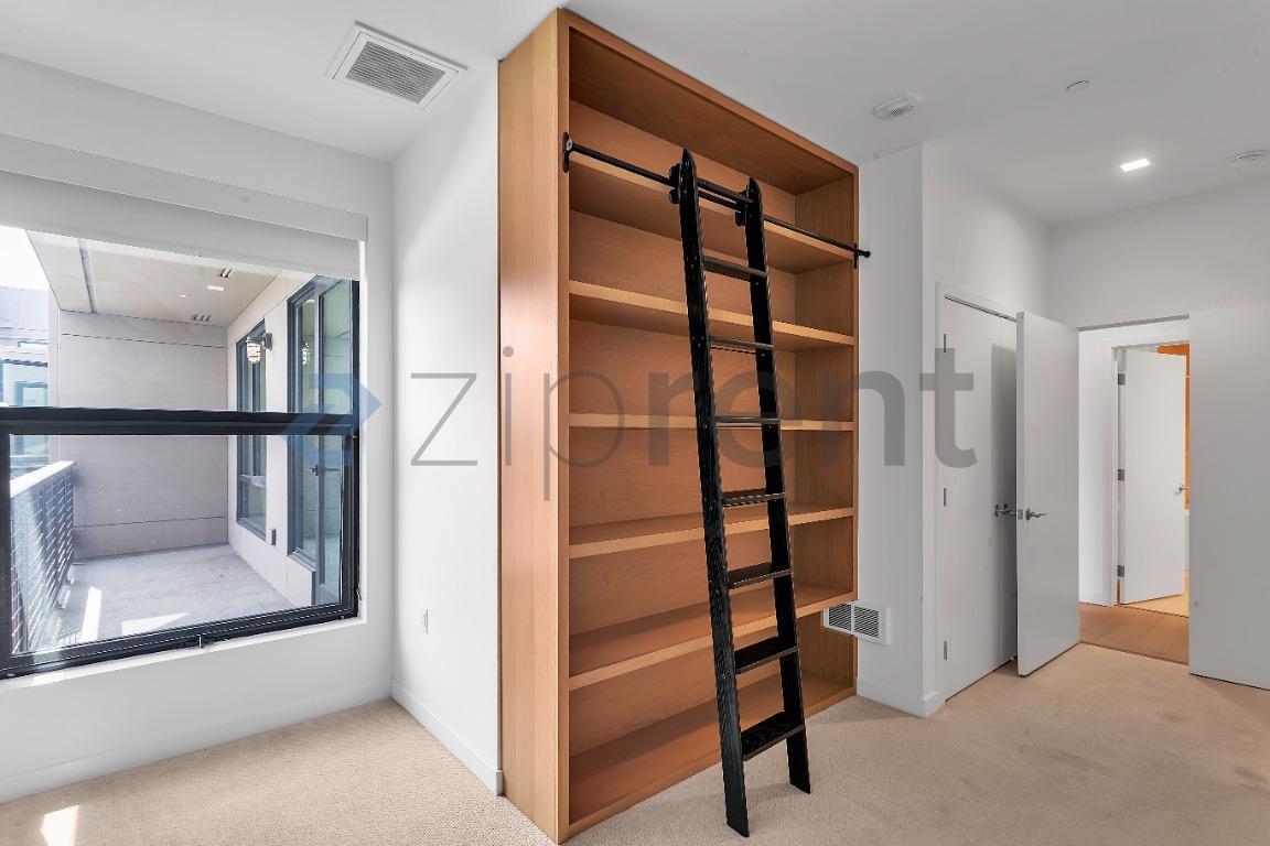 Building Photo - Unit 404