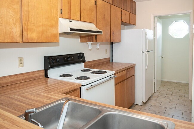 Building Photo - "Charming Townhouse on Hollywood Blvd with Spacious 1156 Sq Ft Layout!"