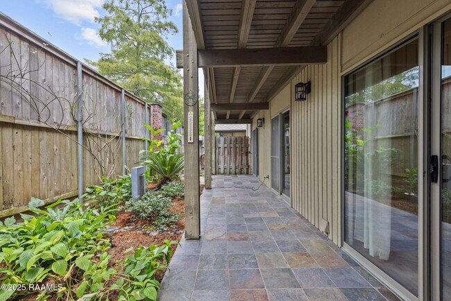 Building Photo - 1008 S College Rd