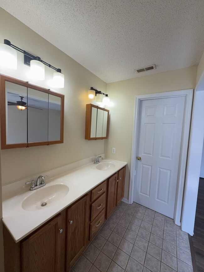 Building Photo - Three Bedroom Two and Half Full Bathroom R...