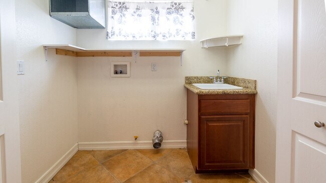 Building Photo - Huge Bay Front 3 Bed 2.5 Bath