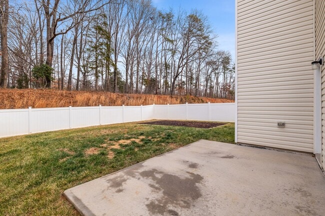 Building Photo - Newer Home in Reedy Fork, SS Appliance, Granite Counter-tops, Island, Office, Den, FP, Loft, Gara...