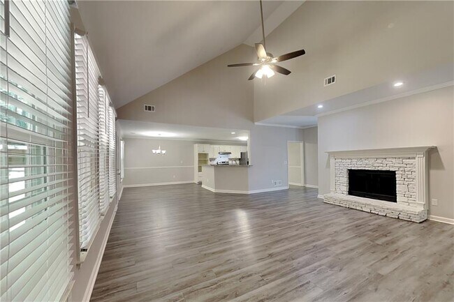 Building Photo - 5025 Oak Hollow Dr NW