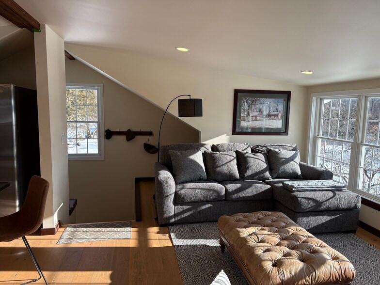 Building Photo - 1630 Round House Rd