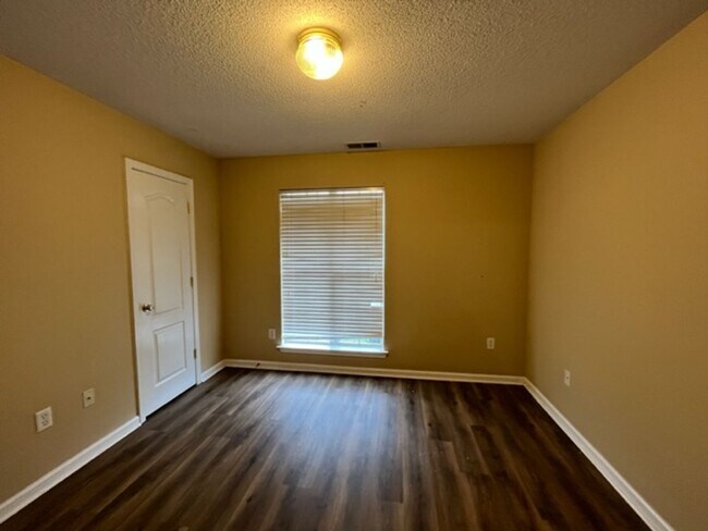 Building Photo - 3775 Iron Horse Dr