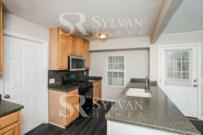 Building Photo - Cozy 3 BR 2 BA Home