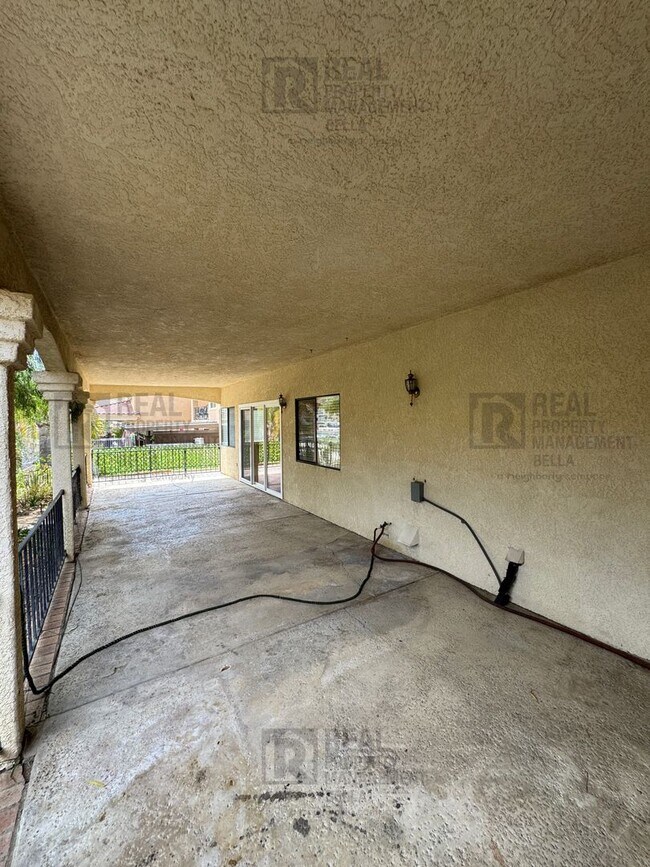 Building Photo - Waterfront Living in Canyon Lake!