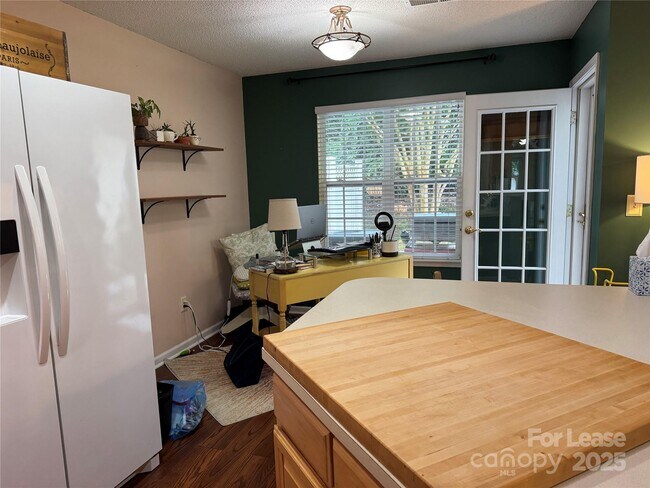 Building Photo - 8763 Robinson Forest Dr