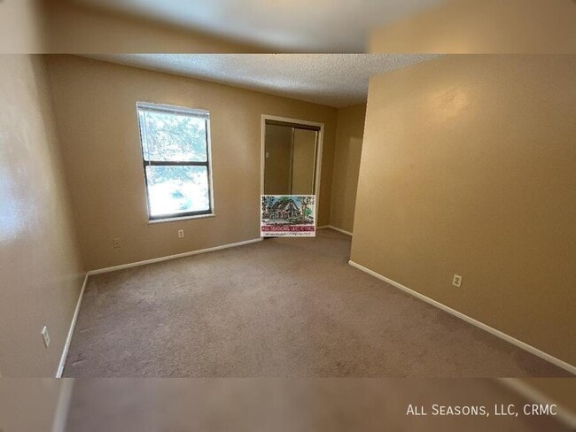 Building Photo - 1525 Spring Valley Dr