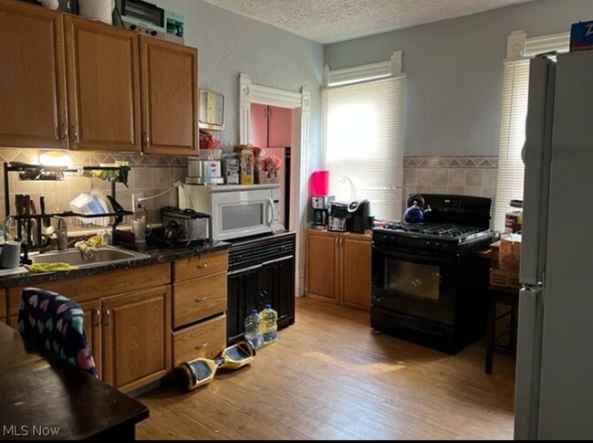 Building Photo - 1337 E 68th St