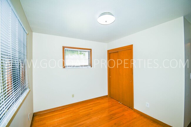 Building Photo - 2 Bedroom 1 Bath duplex home in Windsor He...