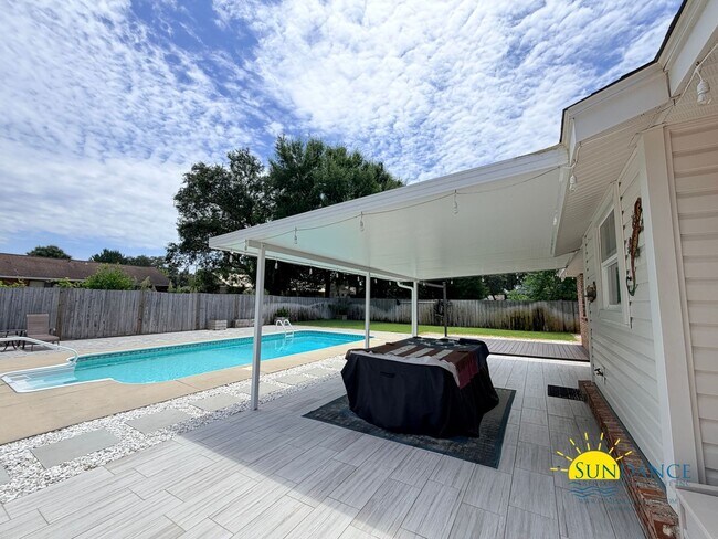 Building Photo - Beautiful 3-Bedroom Pool Home in Destin – Lawn & Pool Service Included!