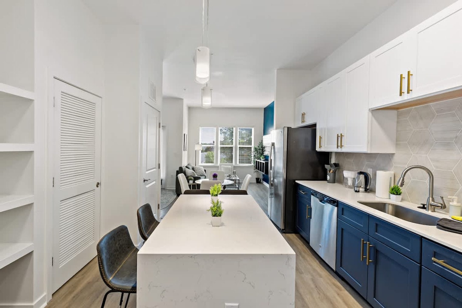 Building Photo - 205 S Kings Dr