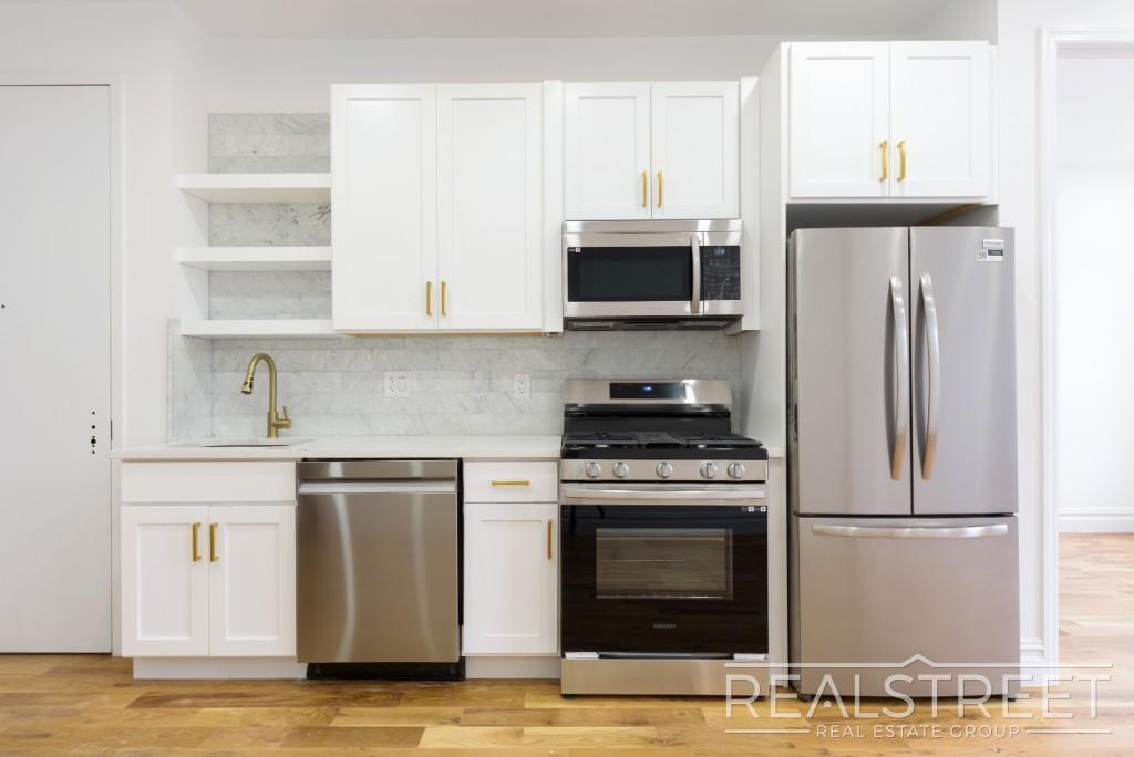 Building Photo - STUNNING TRUE 4 BED 2 BATH IN PRIME BUSHWICK TOWNHOUSE