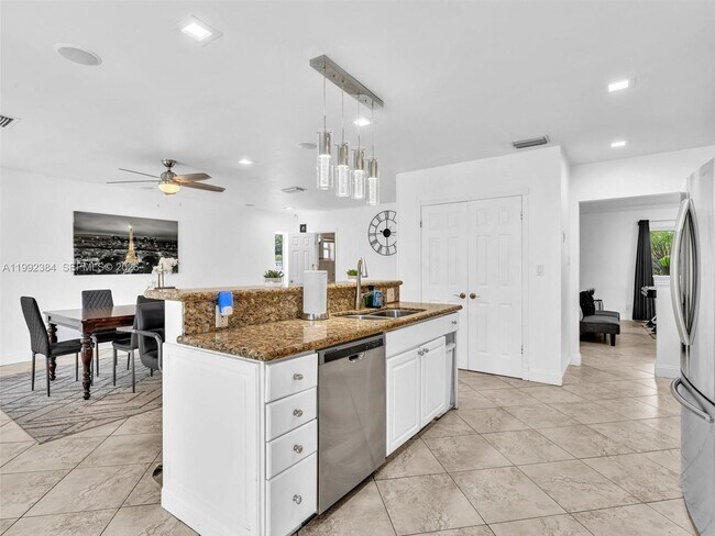 Building Photo - 413 Tamarind Dr