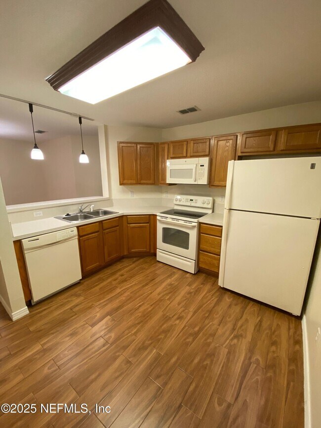 Building Photo - 1800 Green Springs Cir