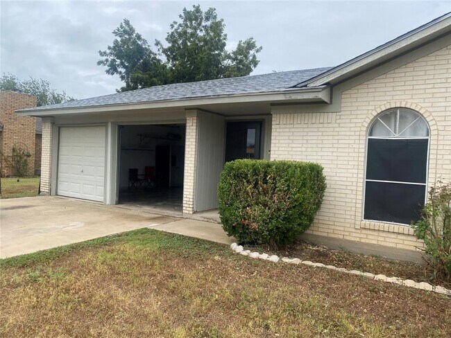 Building Photo - 1806 Sierra Dr