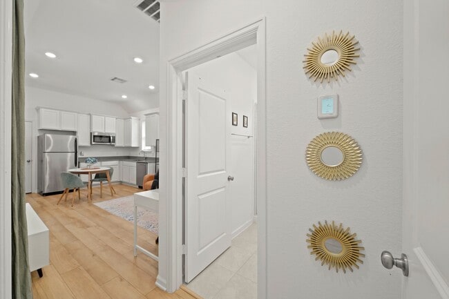 Building Photo - 9405 Vis Fls Trce