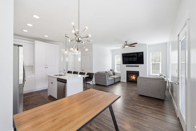 Building Photo - Waters Edge Townhome