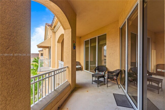 Building Photo - 3001 NE 185th St