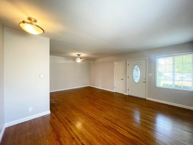 Building Photo - Beautiful Apartment in Small Duplex