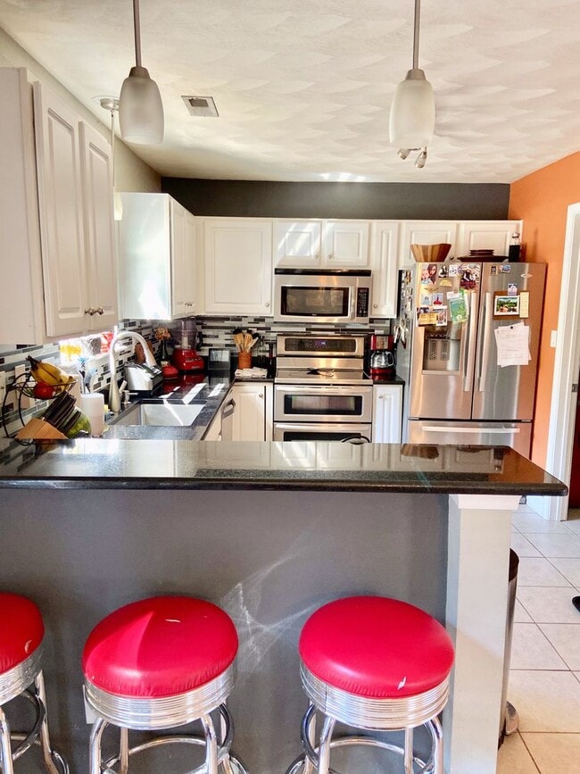 Building Photo - 3BD/2.5BA Home in Chicks Beach with Garage...